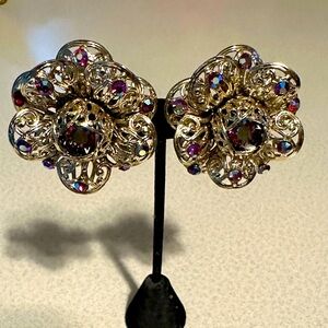 Vintage Sarah Coventry gold tone aurora borealis rhinestone clip ons (783)